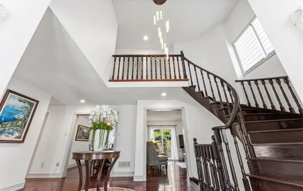 1665 Asgard DR, Mississauga, ON L5E 3G5