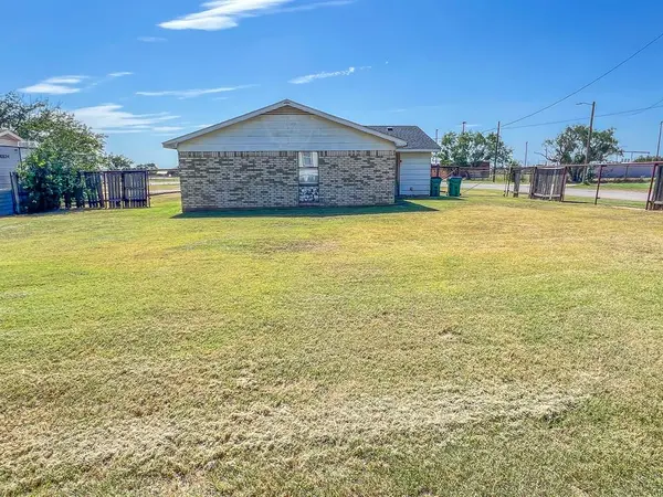 400 S Poplar Street, Archer City, TX 76351