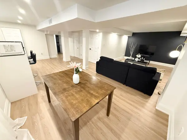 7 Charing CRES, Aurora, ON L4G 6P4