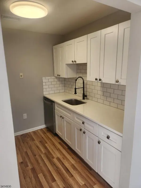 110 Vaughan Dr, Newark City, NJ 07103