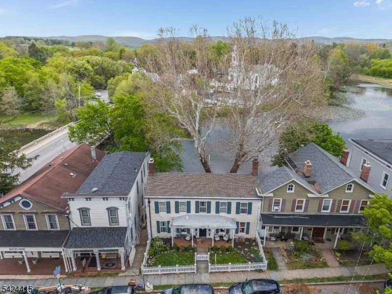 31 Center St, Clinton Town, NJ 08809