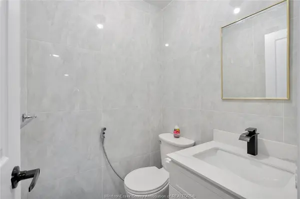 655 ROSELAND Drive South, Windsor, ON N9G 1T7