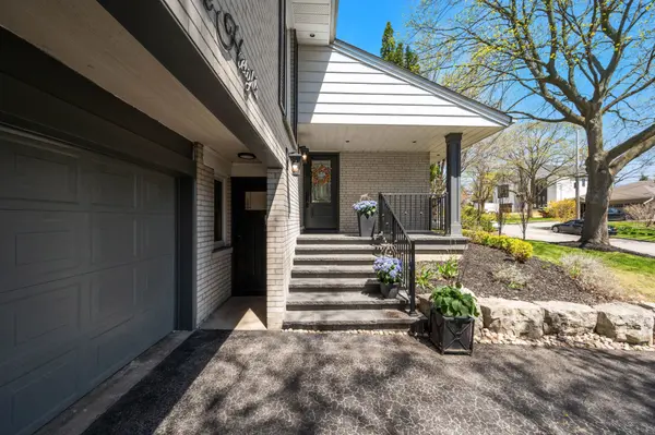 51 Hampshire HTS, Toronto W08, ON M9B 2K5