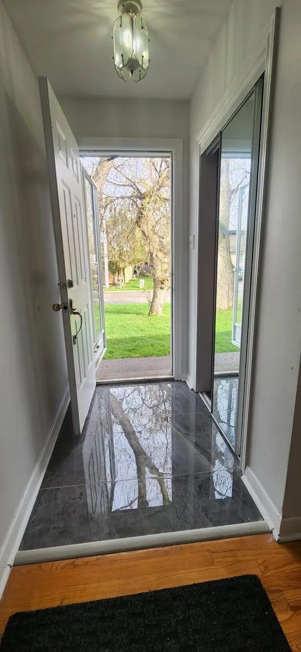 3355 Capricorn CRES, Mississauga, ON L4T 1S3