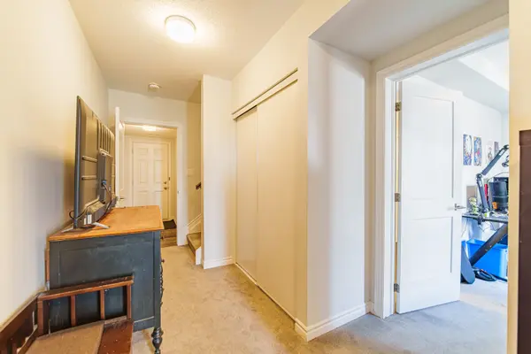 99 Kyanite LN, Barrhaven, ON K2J 7B4