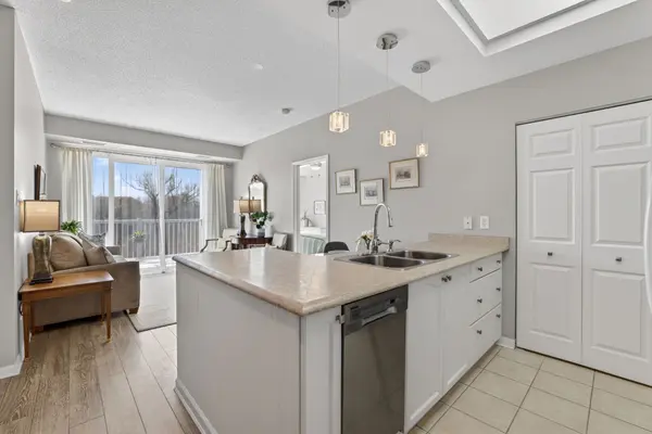 900 Bogart Mill TRL #519, Newmarket, ON L3Y 8V5