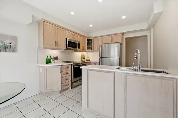 2255 Hummingbird WAY, Oakville, ON L6M 3Z7