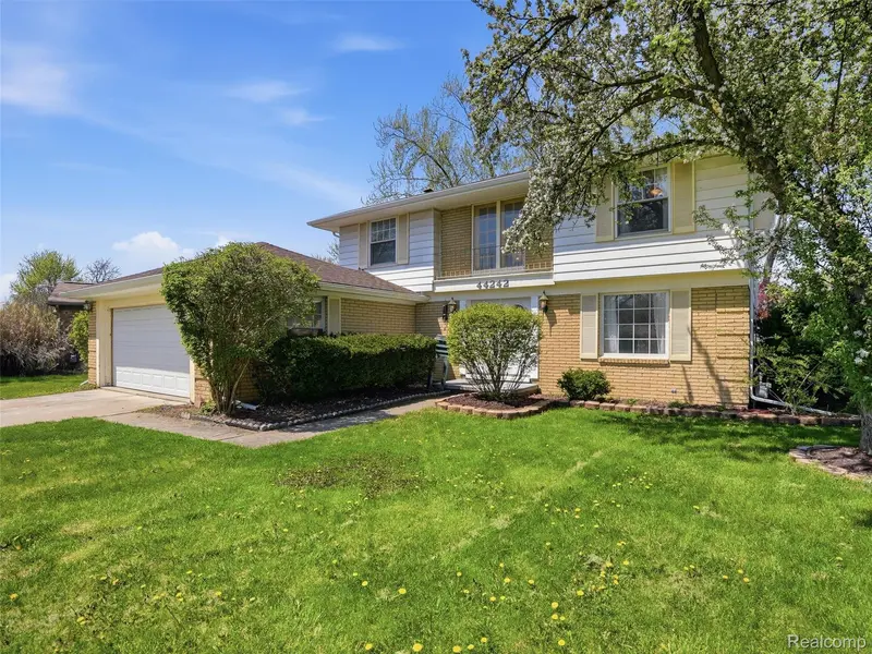 44242 N Umberland CIR, Cantonchartertownship_wayne, MI 48187