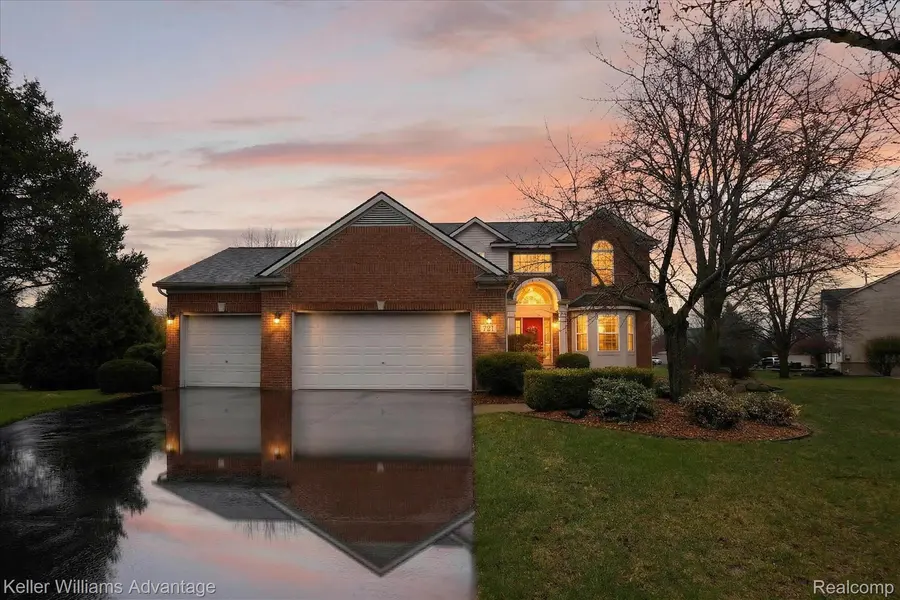 721 Remington CT, Commercechartertownship_oakland, MI 48382