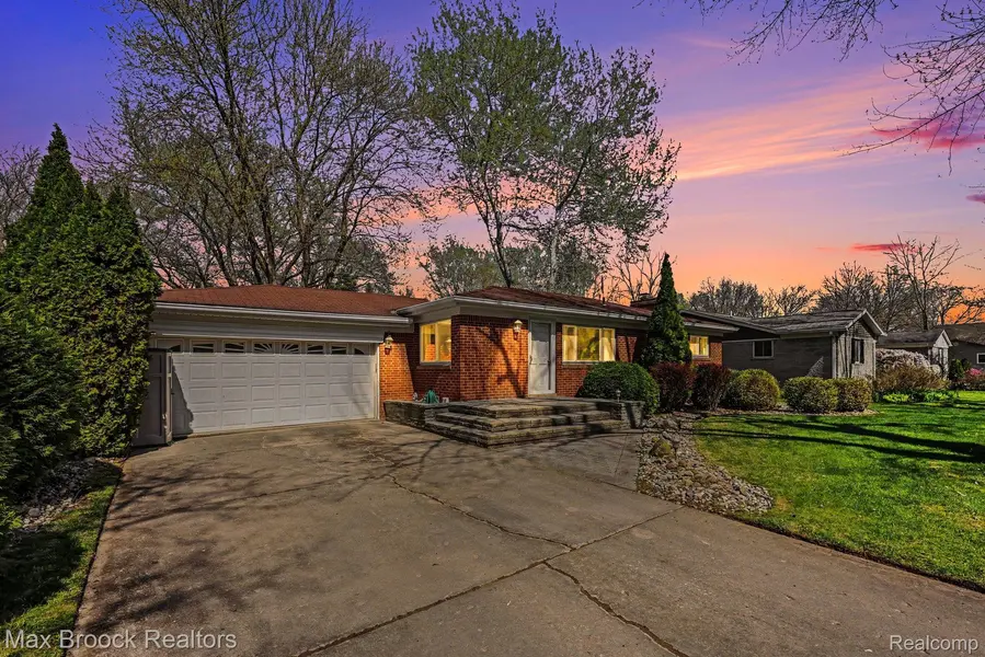 33711 Schneider RD, Chesterfieldtownship_macomb, MI 48047