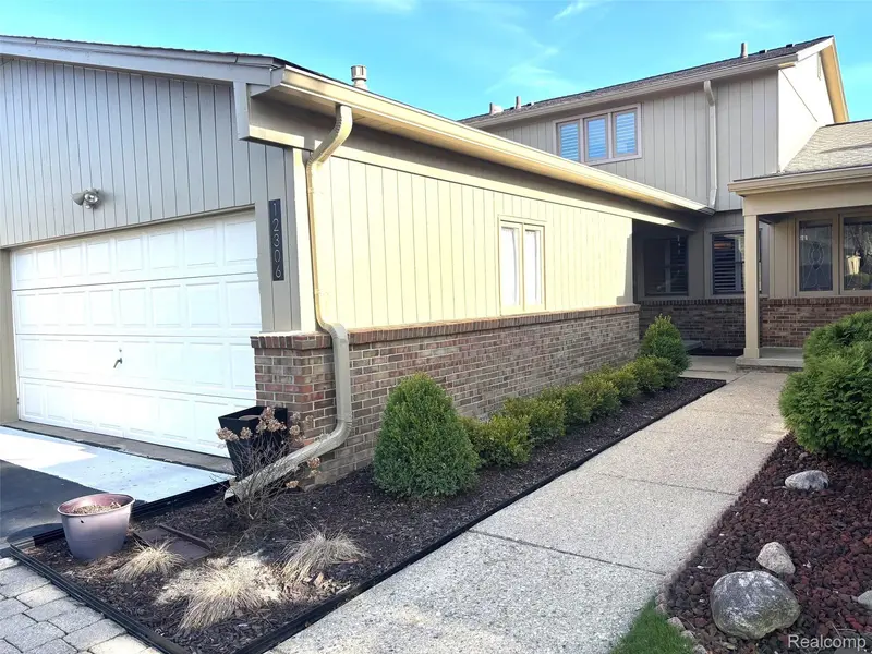 12306 Pinecrest DR, Plymouthchartertownship_wayne, MI 48170