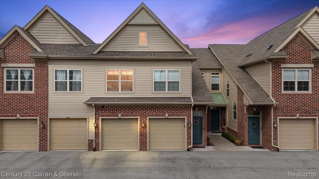 632 Pointe DR, Walledlakecity_oakland, MI 48390