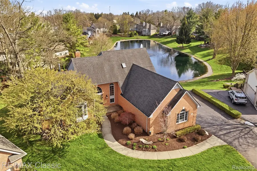 1726 Pondview LN, Commercechartertownship_oakland, MI 48382