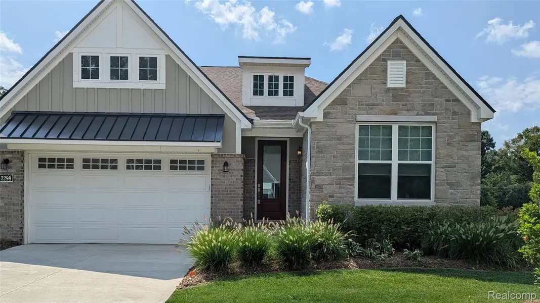 2298 Pondview LN, Troycity_oakland, MI 48085