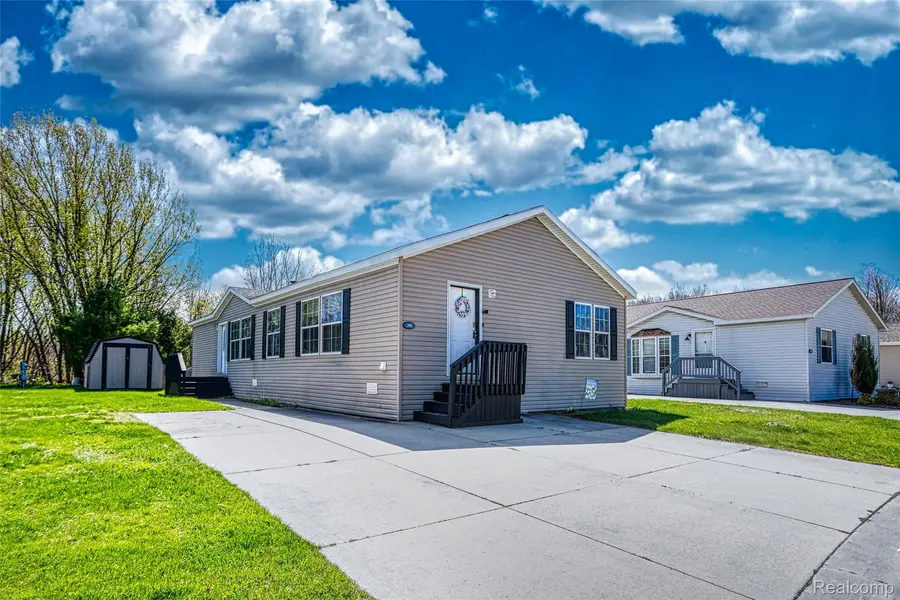 280 Pompano CT, Lapeertownship_lapeer, MI 48446