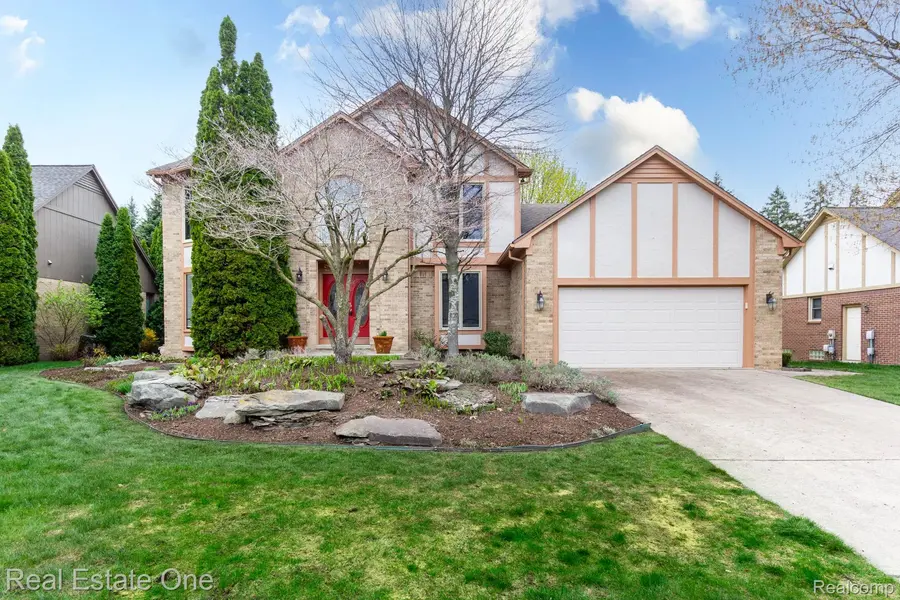 1421 Burhaven DR, Rochesterhillscity_oakland, MI 48306