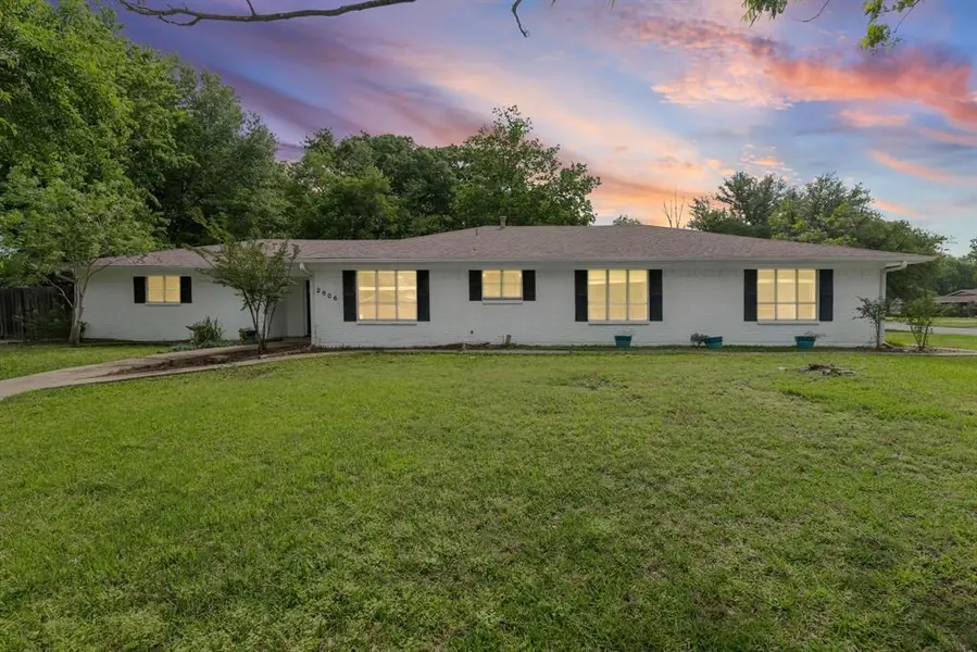 2906 Tanglewood Drive, Commerce, TX 75428