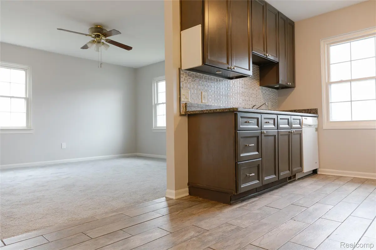 207 Neptune DR, Walledlakecity_oakland, MI 48390