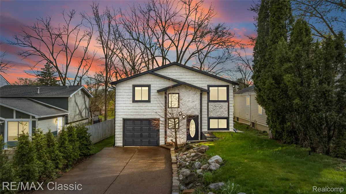 2149 Sunnycrest DR, Westbloomfieldchartertownship_oakland, MI 48323