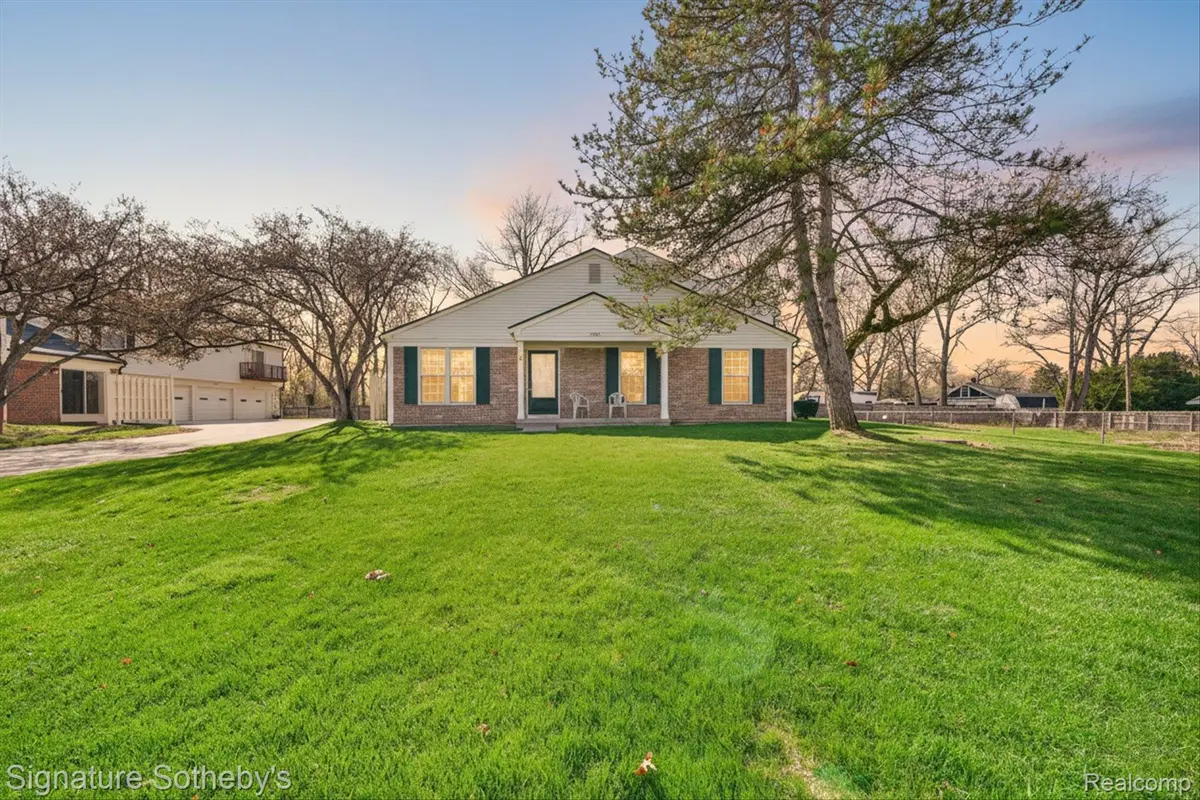 1445 Dover HL N, Walledlakecity_oakland, MI 48390