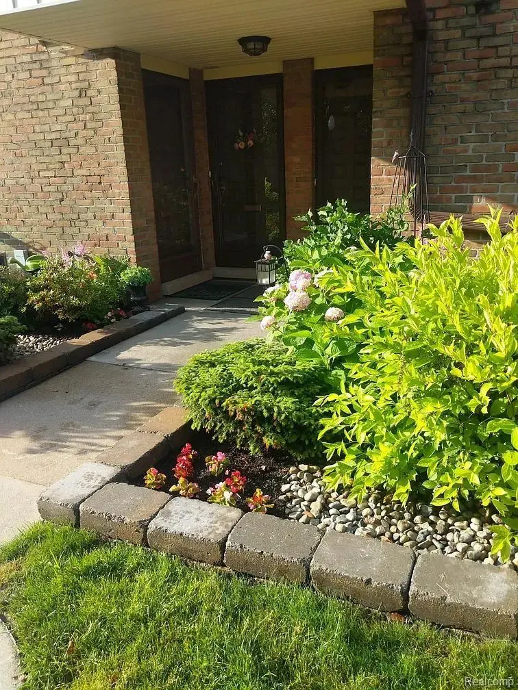 18344 UNIVERSITY PARK DR, Livoniacity_wayne, MI 48152