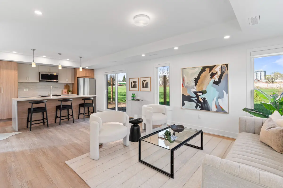 15 Acorn AVE #Unit 5, Toronto W08, ON M9B 3P7