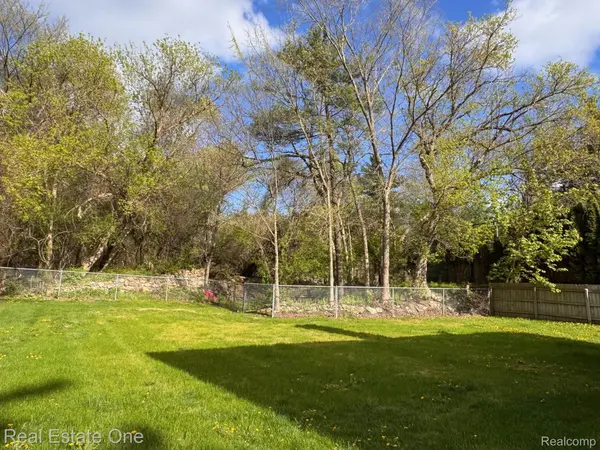 1345 S Milford RD, Milfordvillage_oakland, MI 48381