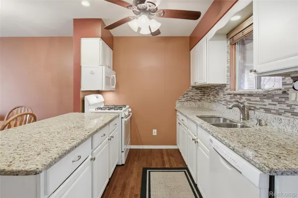 25126 Franklin Terrace Franklin Terrace #6, South Lyon, MI 48178