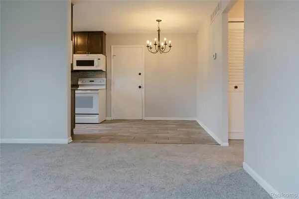 207 Neptune DR, Walledlakecity_oakland, MI 48390