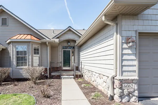 6062 Green Ash DR, Brightoncity_livingston, MI 48116