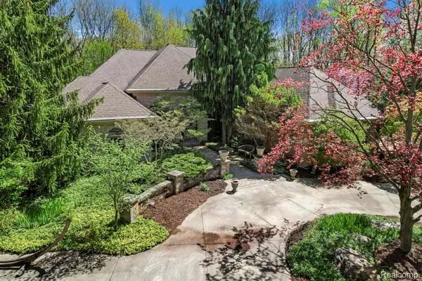 1293 HUNTCLIFF Court, Milfordchartertownship_oakland, MI 48380