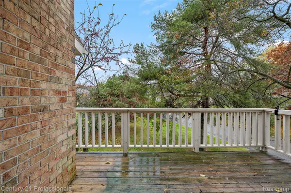 7106 Bridge Way W, Westbloomfieldchartertownship_oakland, MI 48322