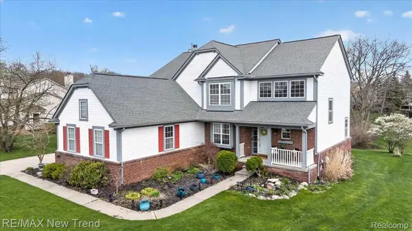 2032 Dover DR, Wixomcity_oakland, MI 48393