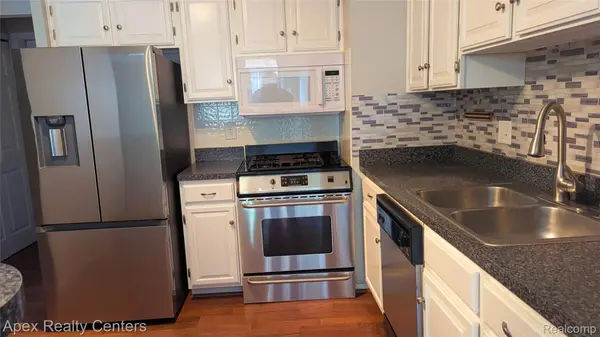 41682 Bedford DR, Cantonchartertownship_wayne, MI 48187