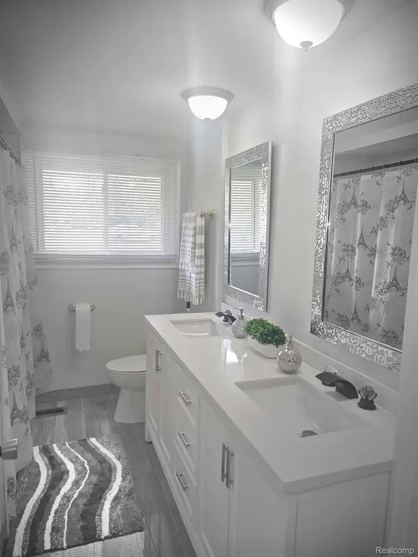 2121 S Commerce RD, Wolverinelakevillage_oakland, MI 48390