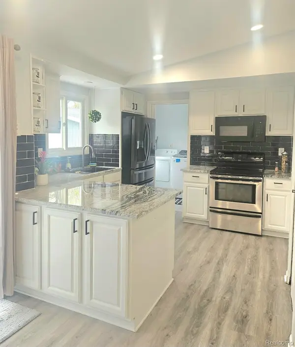 2121 S Commerce RD, Wolverinelakevillage_oakland, MI 48390