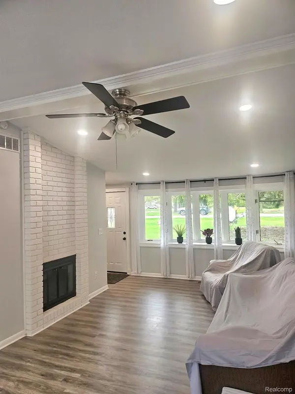 2121 S Commerce RD, Wolverinelakevillage_oakland, MI 48390