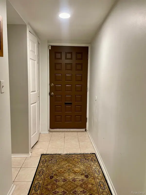 18344 UNIVERSITY PARK DR, Livoniacity_wayne, MI 48152