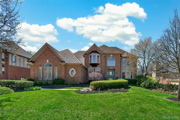 21874 Picadilly CIR, Novicity_oakland, MI 48375