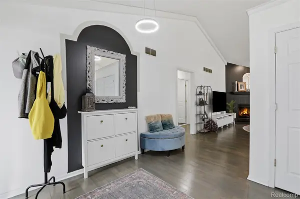 3300 Viking DR, Commercechartertownship_oakland, MI 48390