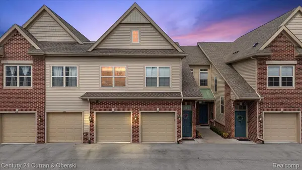 632 Pointe DR, Walledlakecity_oakland, MI 48390