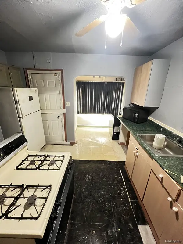 12724 Strathmoor ST, Detroit, MI 48227