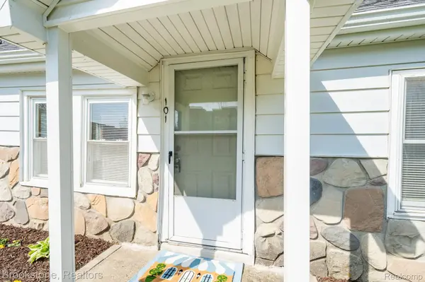 101 Tebeau CT, Auburnhillscity_oakland, MI 48326