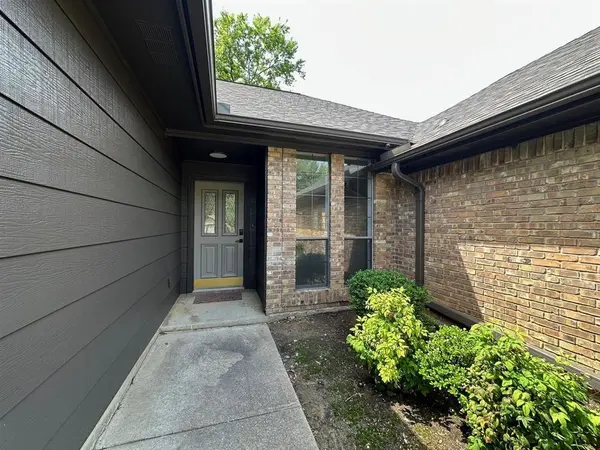 2109 S Winding Creek Drive, Grapevine, TX 76051