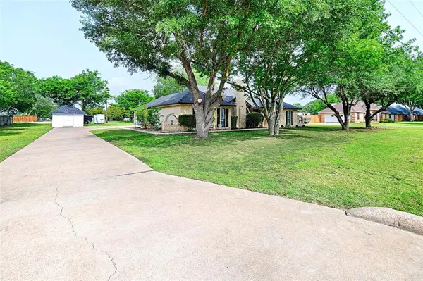 117 Lassetter Drive, Red Oak, TX 75154