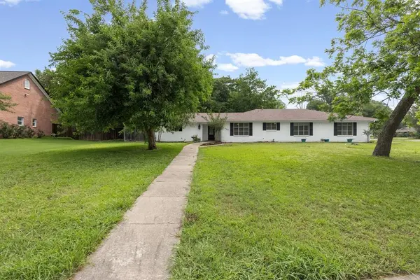 2906 Tanglewood Drive, Commerce, TX 75428