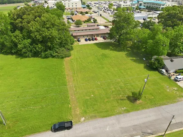 304-306 W 18th, Mount Pleasant, TX 75455