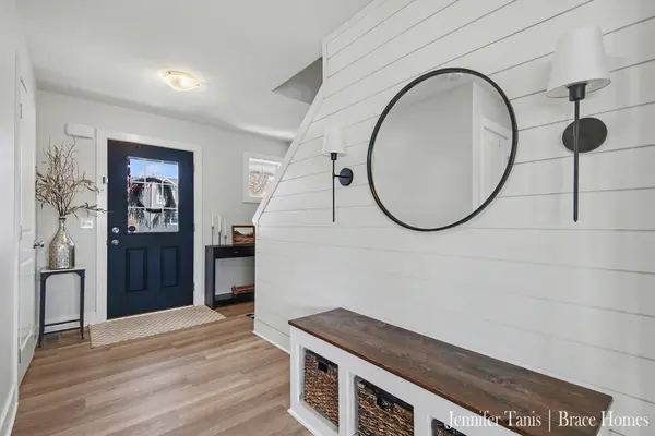 5918 Farmview DR, Allendalechartertownship_ottawa, MI 49401