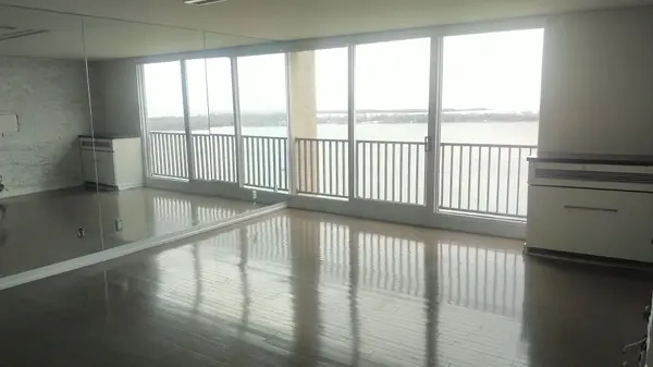 33 Harbour SQ #2803, Toronto C01, ON M5J 2G2