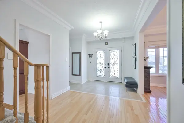 7 Stonemount CRES, Essa, ON L3W 0C4